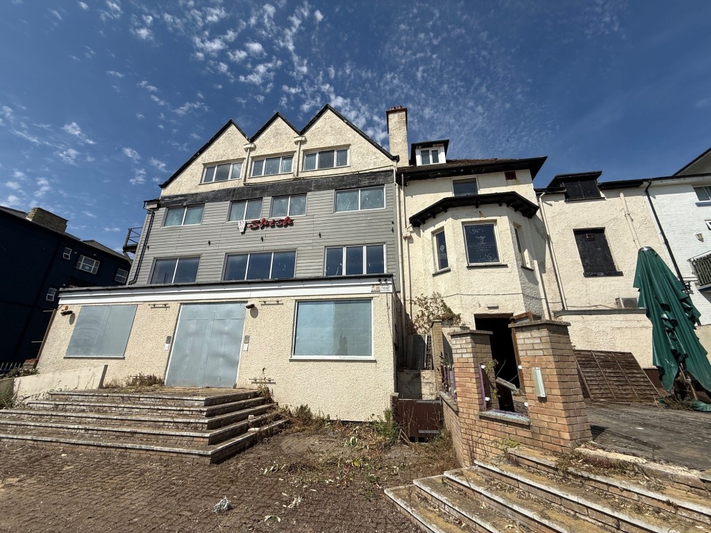 Lot: 90 - FORMER RESTAURANT AND BAR PREMISES FOR IMPROVEMENT AND REPAIR ON THE SEAFRONT - Alterative view of the front of the building on the Esplanade